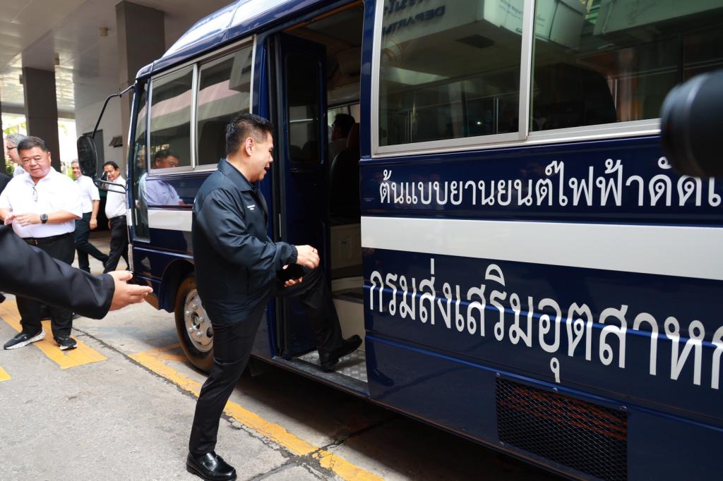 ผอ.กพบ. เข้าร่วมรับมอบนโยบาย รมว.อุตสาหกรรม เดินเครื่อง “ONE MIND” สั่ง “ดีพร้อม” ปลุก SMEs–ชุมชนไทย สู่เศรษฐกิจมูลค่าสูง
