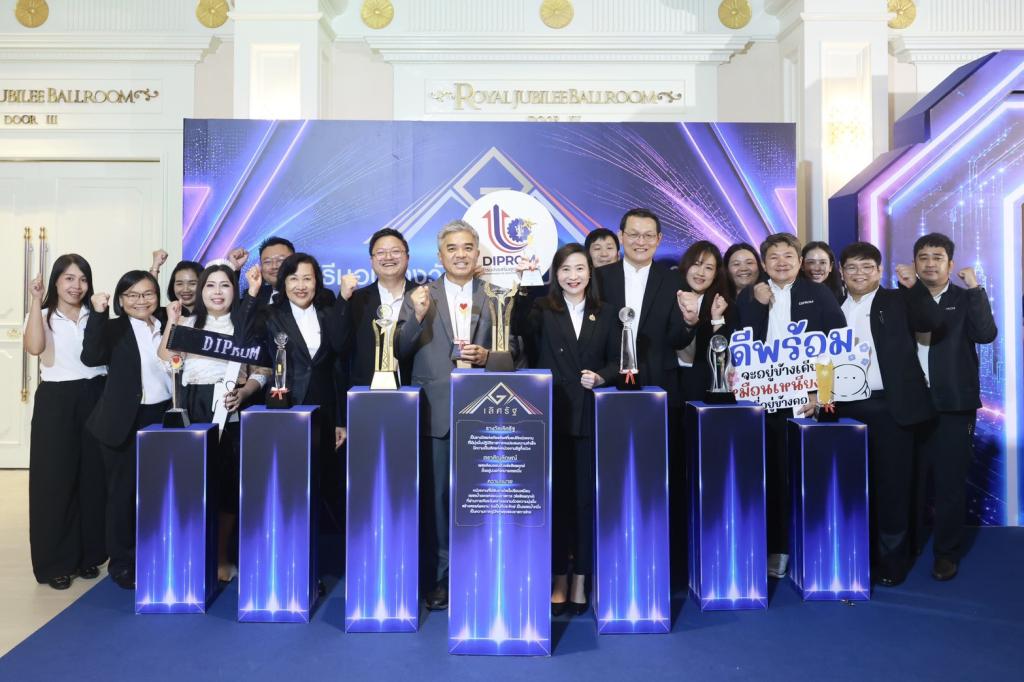 “อธิบดีณัฏฐิญา” นำทีมดีพร้อม คว้า 2 รางวัลเลิศรัฐ ประจำปี 2569 พร้อมด้วย ผอ.กพบ. และเจ้าหน้าที่ กพบ.กสอ. เข้าร่วมพิธี ตอกย้ำองค์กรแกร่ง “พัฒนาคน–ใช้เทคโนโลยี”