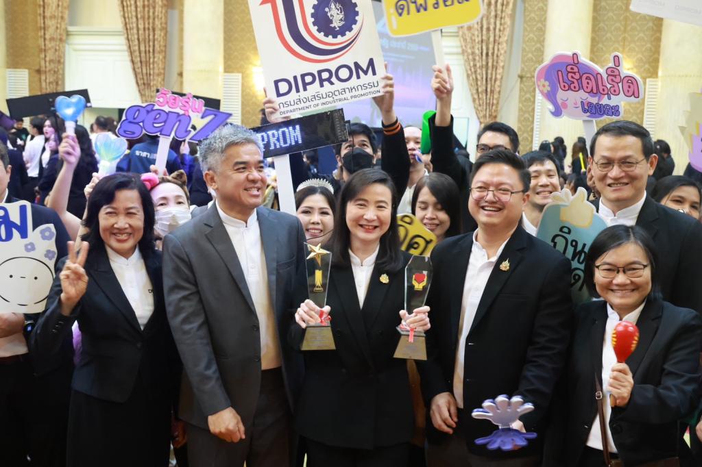 “อธิบดีณัฏฐิญา” นำทีมดีพร้อม คว้า 2 รางวัลเลิศรัฐ ประจำปี 2569 พร้อมด้วย ผอ.กพบ. และเจ้าหน้าที่ กพบ.กสอ. เข้าร่วมพิธี ตอกย้ำองค์กรแกร่ง “พัฒนาคน–ใช้เทคโนโลยี”