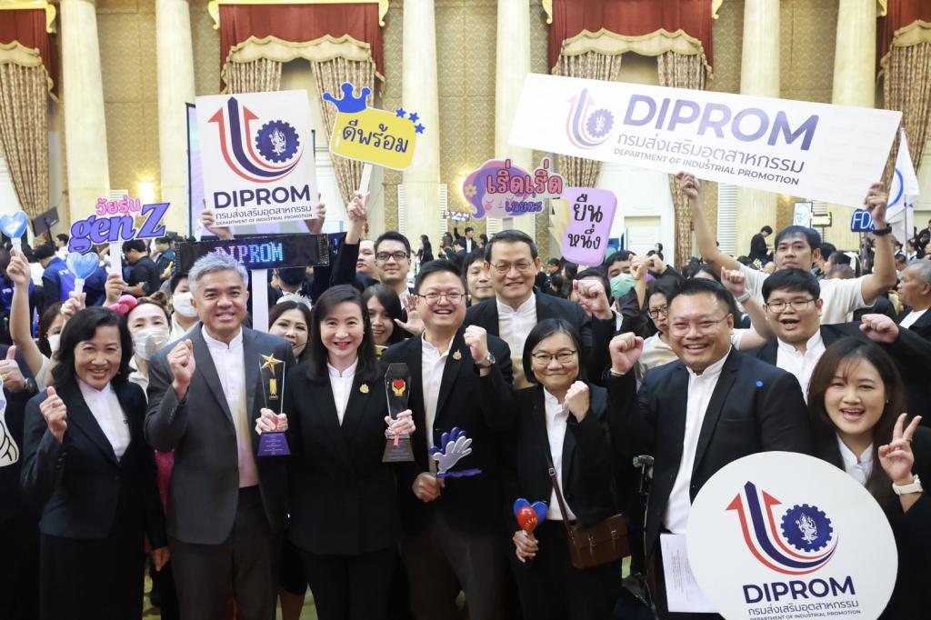 “อธิบดีณัฏฐิญา” นำทีมดีพร้อม คว้า 2 รางวัลเลิศรัฐ ประจำปี 2569 พร้อมด้วย ผอ.กพบ. และเจ้าหน้าที่ กพบ.กสอ. เข้าร่วมพิธี ตอกย้ำองค์กรแกร่ง “พัฒนาคน–ใช้เทคโนโลยี”